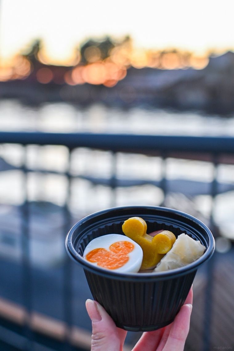 おでんを持っているところ