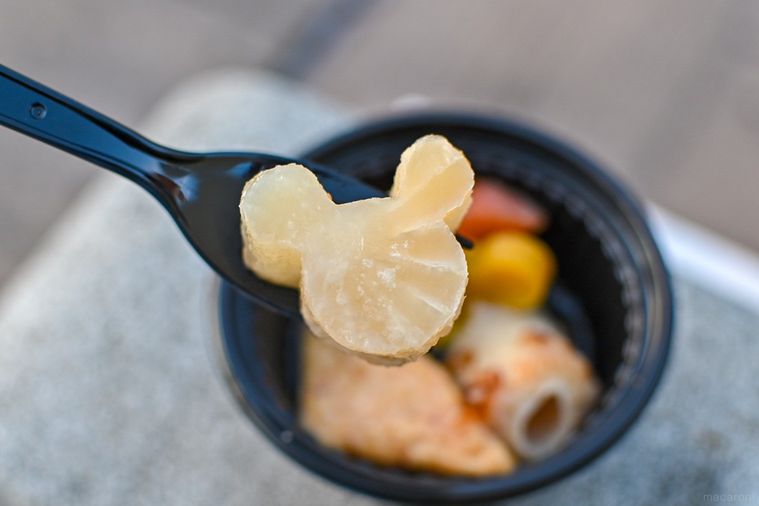 おでんをスプーンですくっているところ