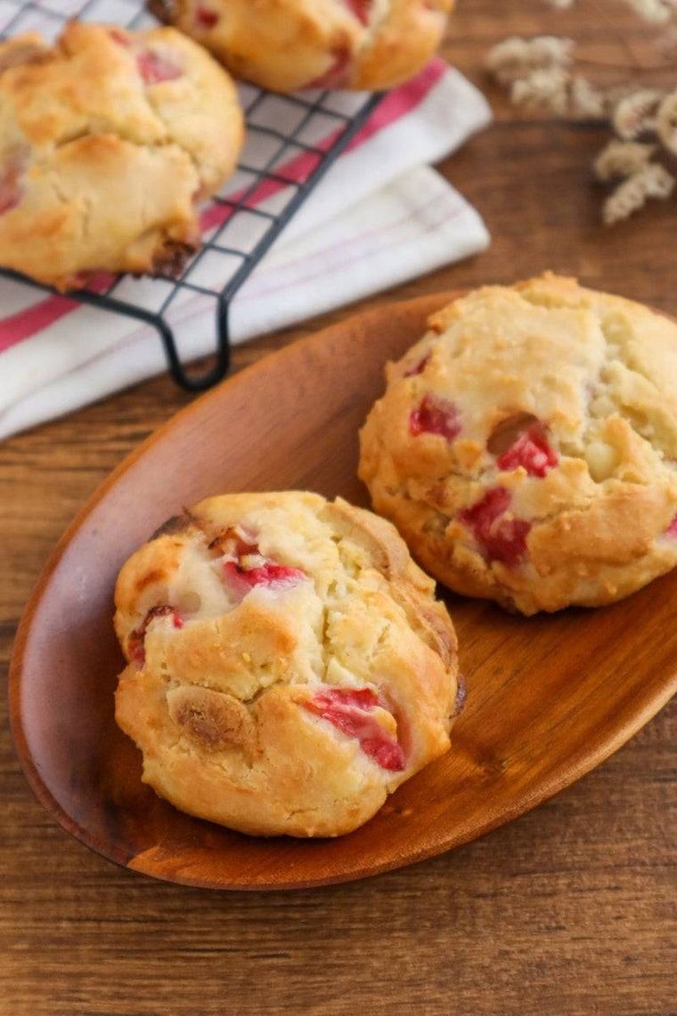 いちごとホワイトチョコの米粉スコーン