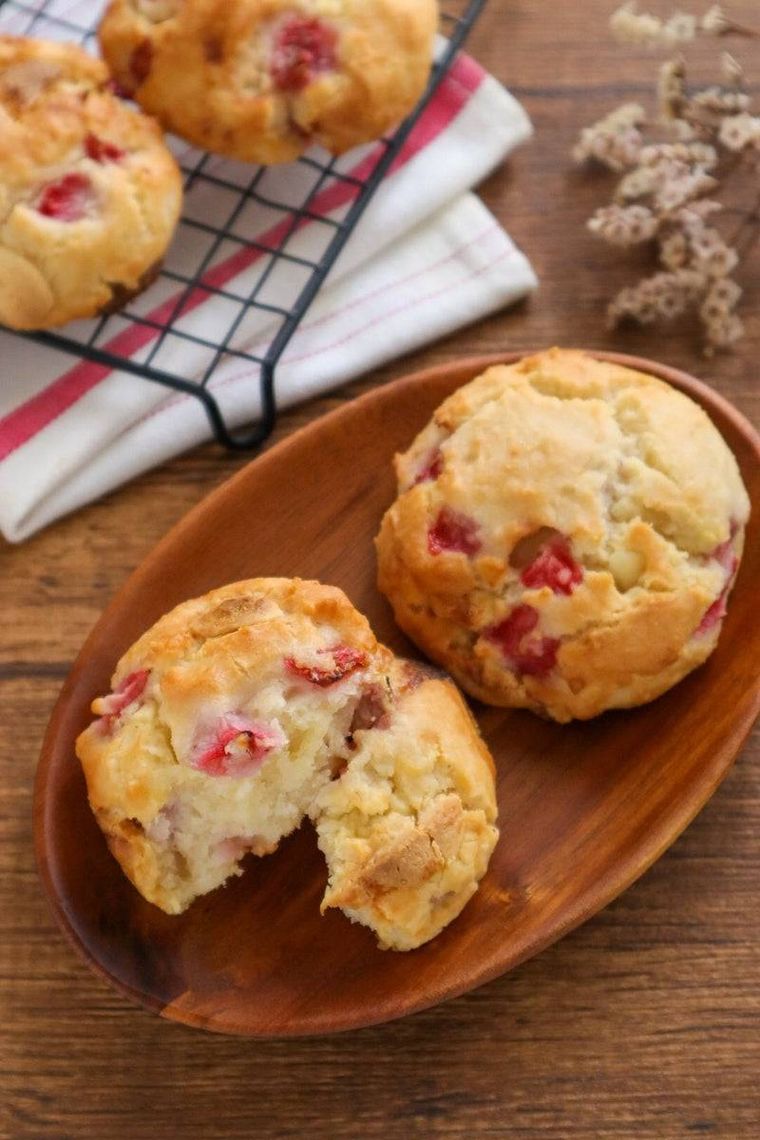 いちごとホワイトチョコの米粉スコーン