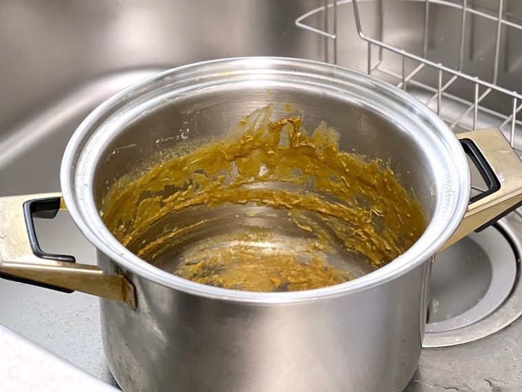 カレーがこびりついた鍋