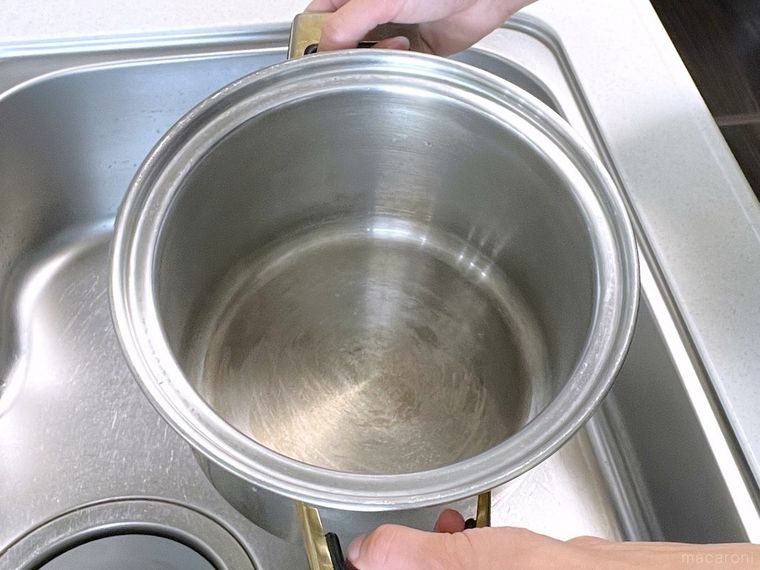 鍋を両手で持っている様子