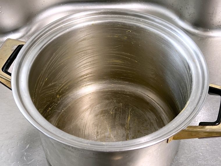 カレー鍋を拭き終わった様子