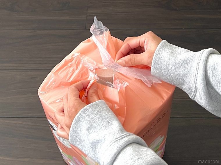 トイレットペーパーの袋を開けている様子