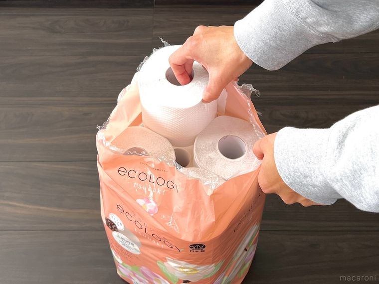 トイレットペーパーを袋から取り出している様子