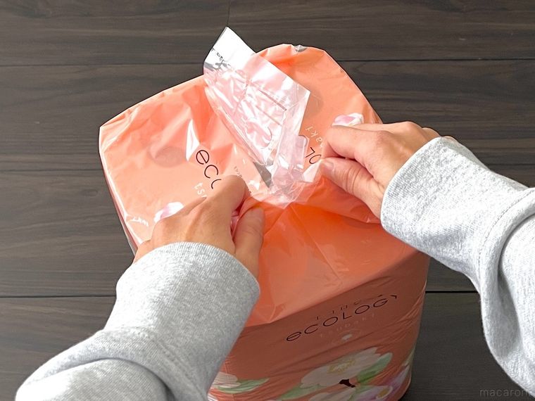 トイレットペーパーの袋を開けている様子