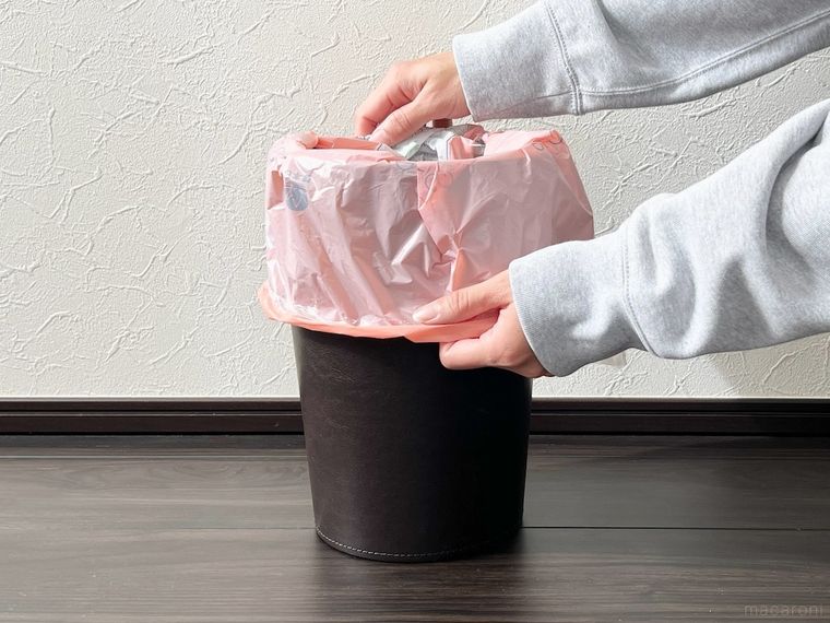 トイレットペーパーの袋をゴミ袋として使っている様子