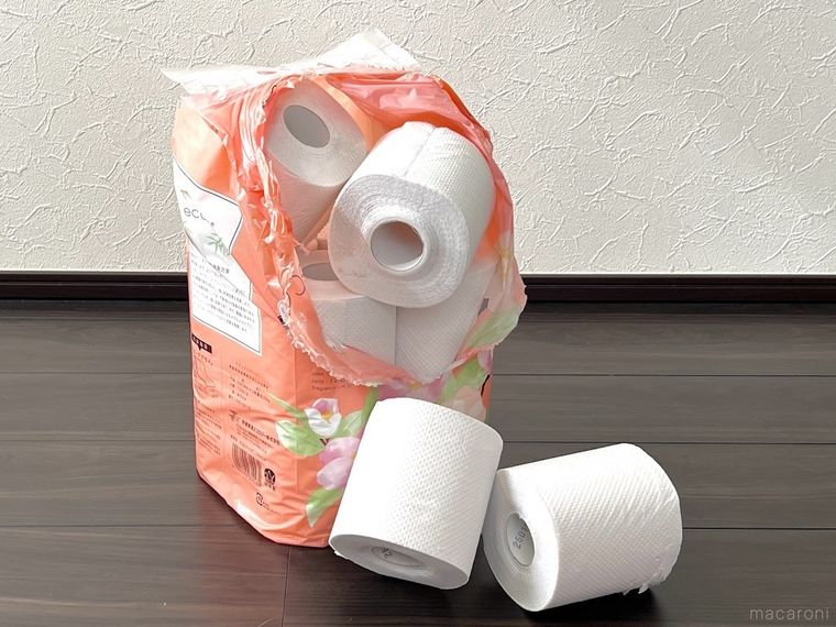 トイレットペーパーが袋から落ちた様子