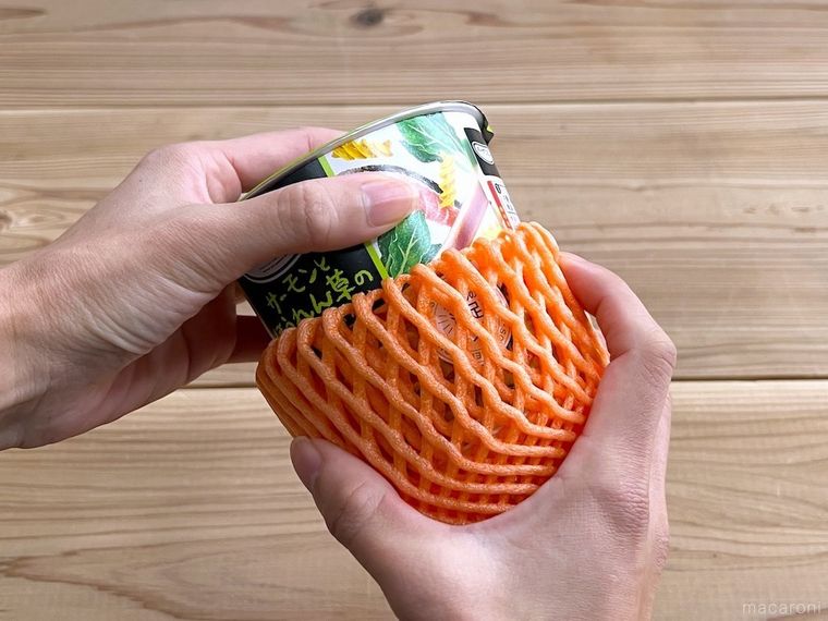 カップスープにフルーツネットをはめている様子