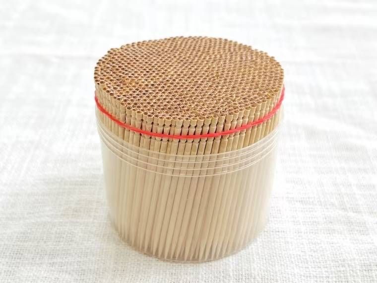 爪楊枝の束を輪ゴムでくくった様子