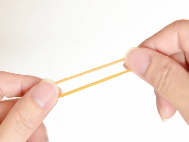 両手で輪ゴムを引っ張っている様子