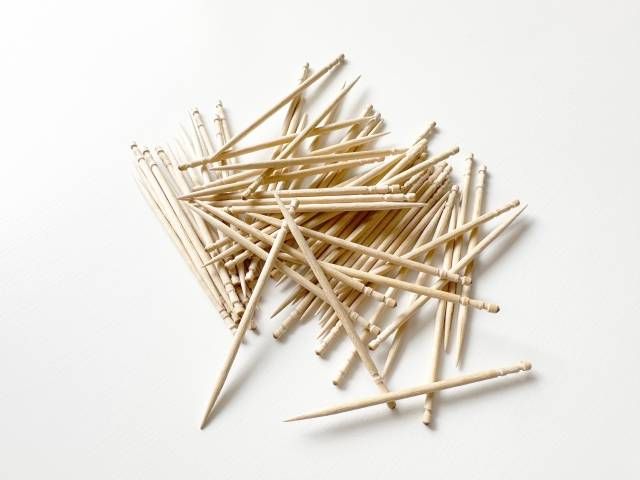 バラバラに散らばった爪楊枝