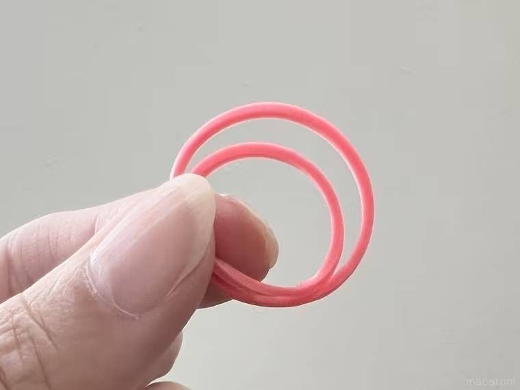 輪ゴムを手で持っている様子