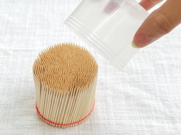 輪ゴムで束ねた爪楊枝がケースから落ちた様子