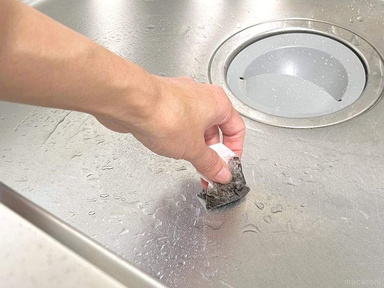 使用済みのティーバッグでシンクを磨いている様子