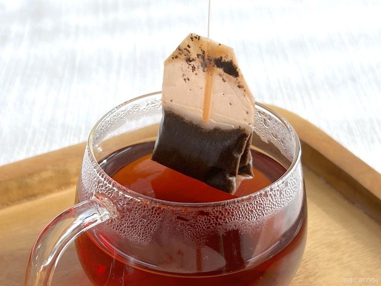 紅茶からティーバッグを引きあげている様子