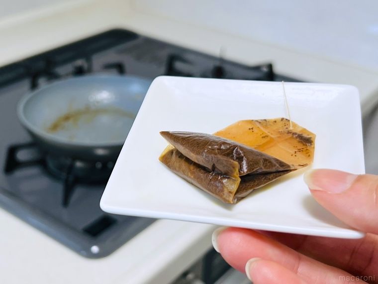 汚れたフライパンとティーバッグ