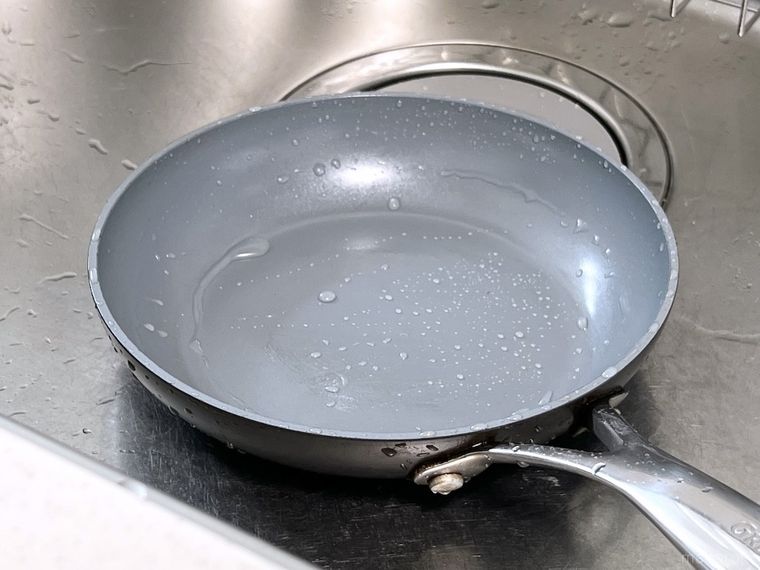 シンクに置かれたフライパン