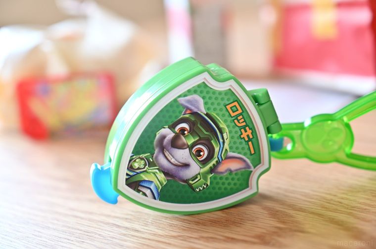 キャラクターがデザインされた緑色のおもちゃ