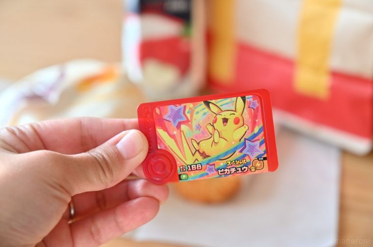 ピカチュウのスペシャルフレンダピックを手に持っている