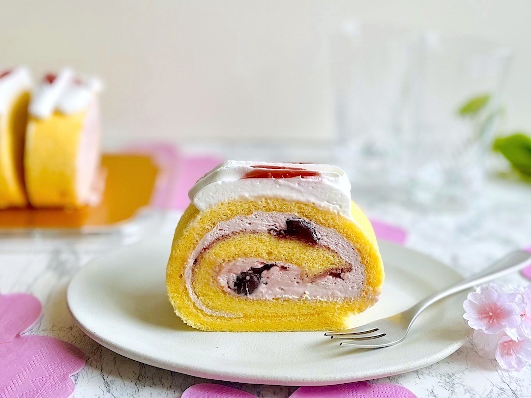 コストコ新作の巨大スイーツ「チェリーロールケーキ」が大当たり！春