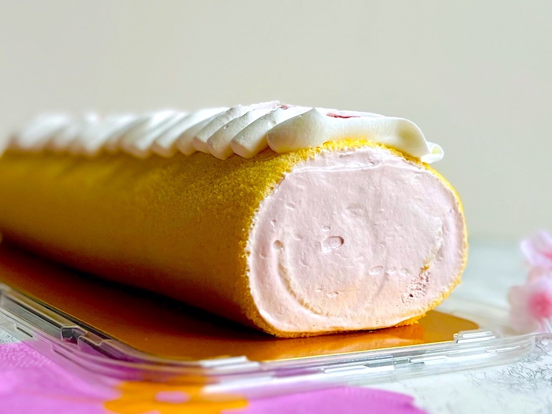 コストコ新作の巨大スイーツ「チェリーロールケーキ」が大当たり！春