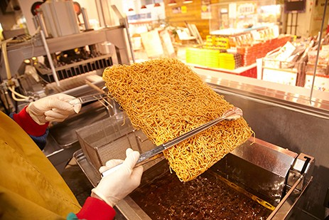 「ベビースターランド」のベビースターを作っている様子