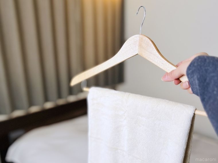 濡らしたバスタオルをハンガーに掛けた様子