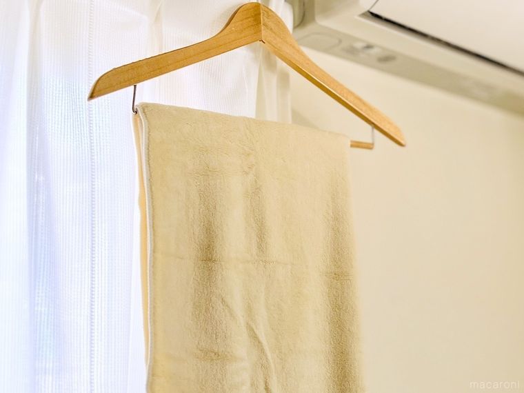 エアコンの吹き出し口近くでバスタオルを干している様子
