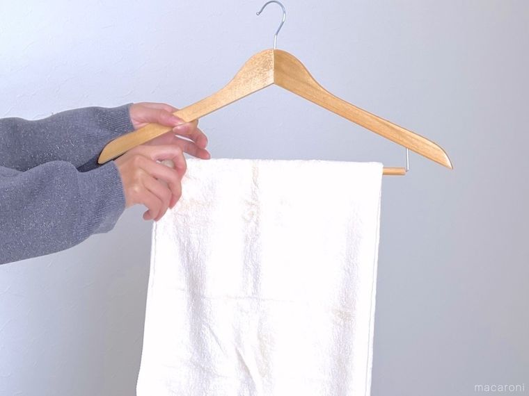 濡らしたバスタオルをハンガーに掛けている様子