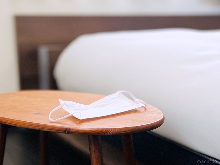 ベッドサイドのテーブルにマスクが置かれている様子