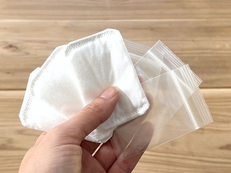 コットンと保存袋を手で持っている様子