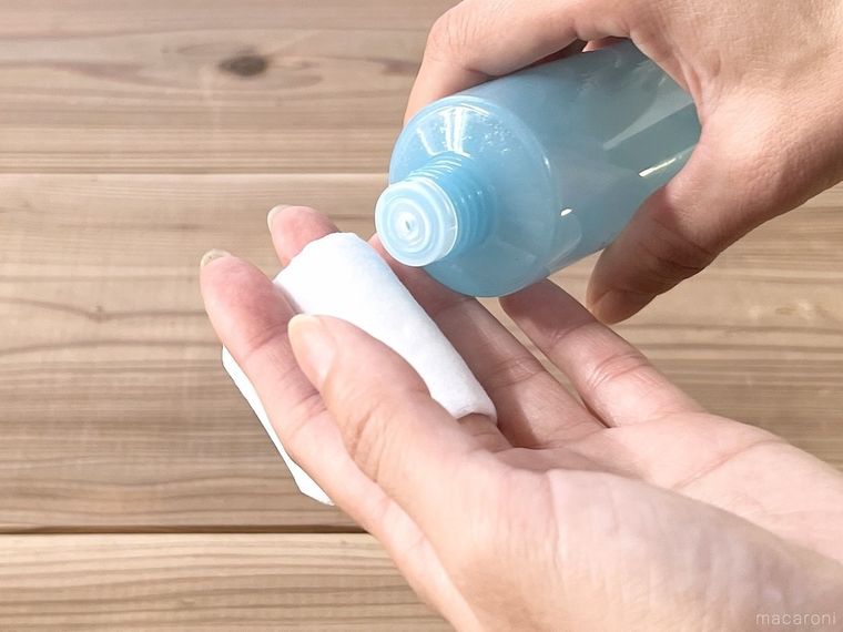 コットンにクレンジングを染み込ませている様子