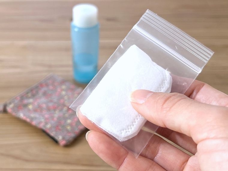 クレンジングを染み込ませたコットン