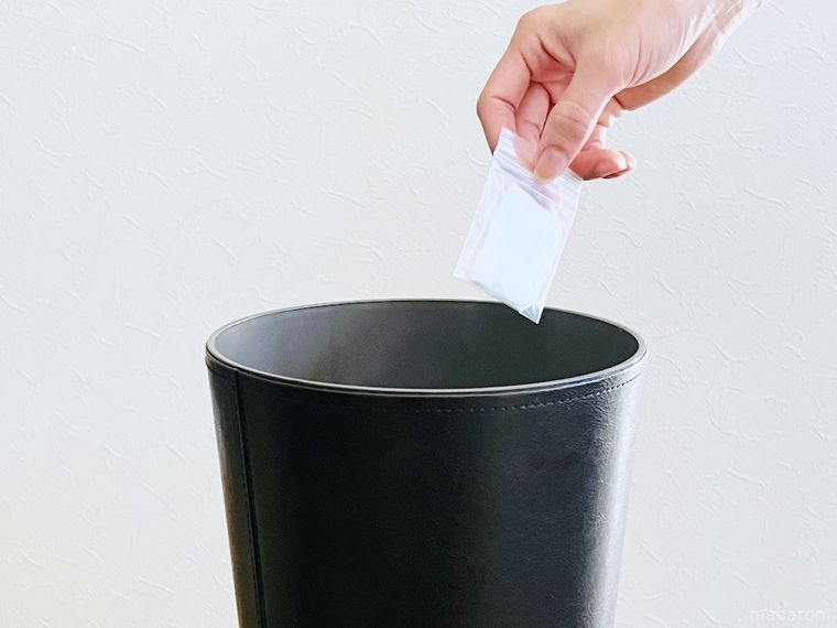 コットンを捨てている様子