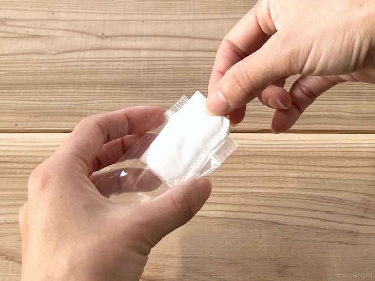 コットンをジップ付きの保存袋に入れている様子