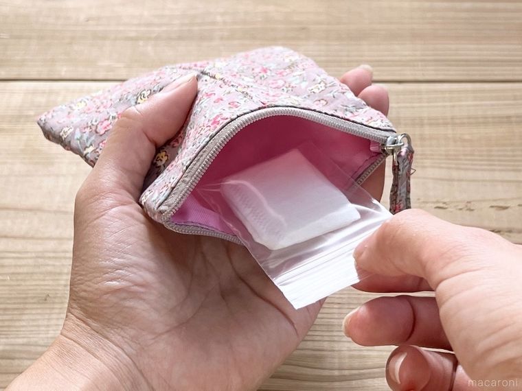 コットンをポーチに収納している様子