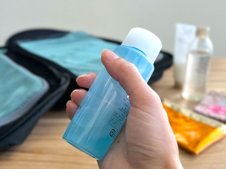 クレンジングのボトルを手で持っている様子