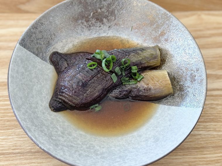 皿に盛り付けたなすの煮浸し
