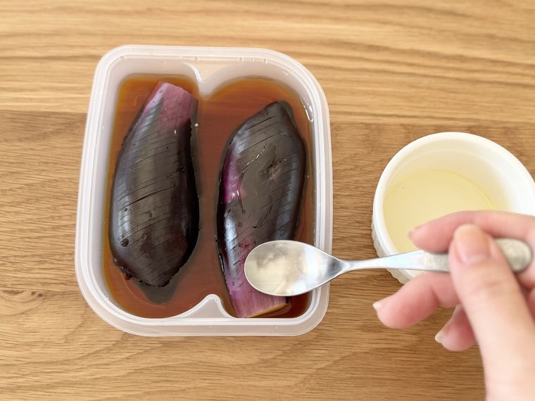 なすの皮目に油を塗っている様子