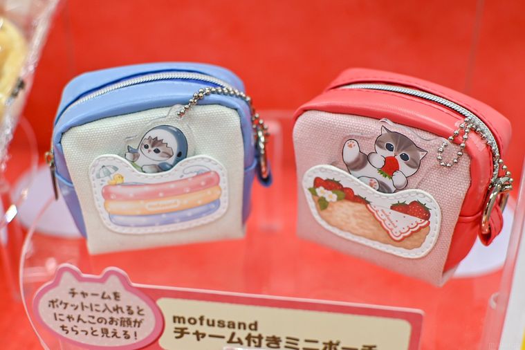 チャーム付きポーチのアップ