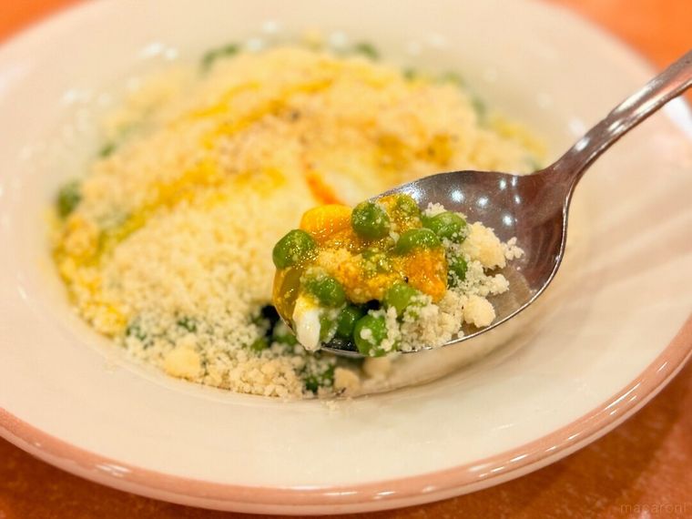 スプーンですくっている様子