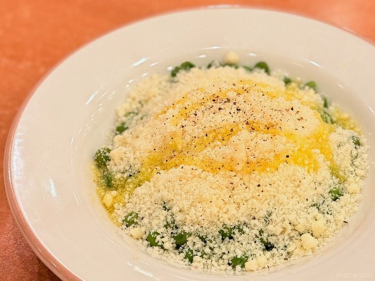 粉チーズやオリーブオイルなどをかけた青豆の温サラダが置かれている様子