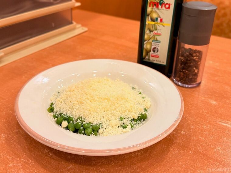 青豆の温サラダにトッピング粉チーズをこんもりとのせた様子