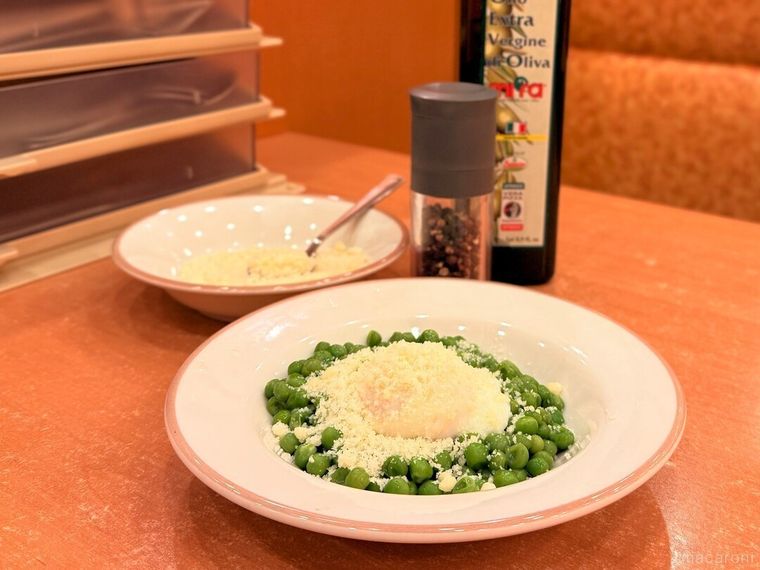 青豆の温サラダやトッピング粉チーズグランモラビアなどが並んでいる様子