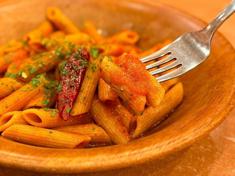 ペンネアラビアータ全粒粉をフォークで持っている様子