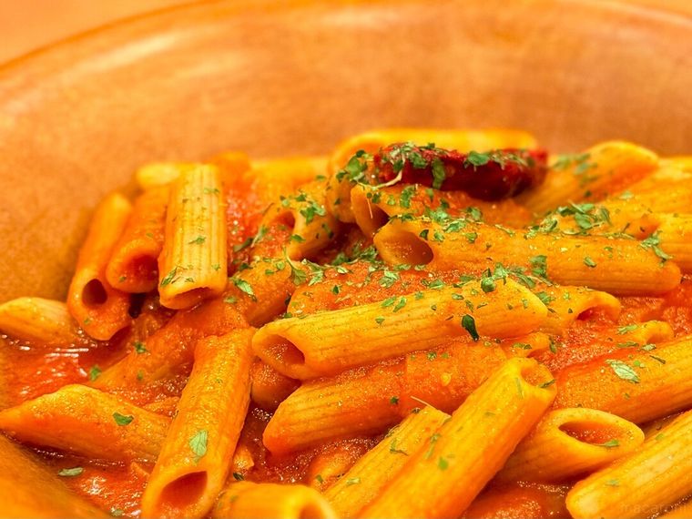 パセリがかけられたペンネアラビアータ全粒粉