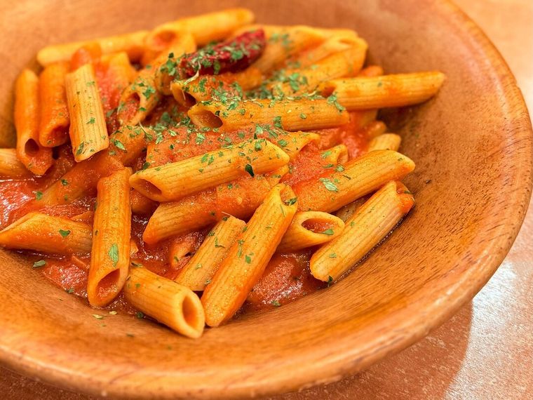 木皿に盛り付けられたペンネアラビアータ全粒粉