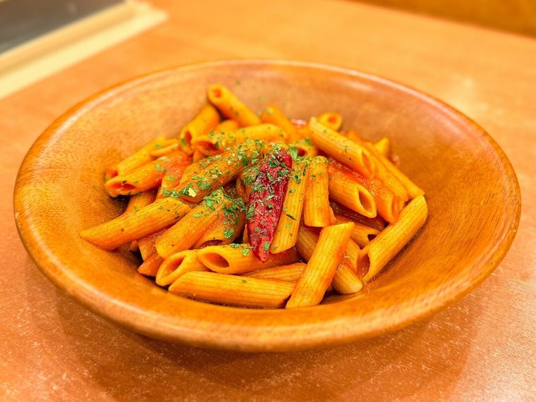 テーブルの上にペンネアラビアータ全粒粉が置かれている様子