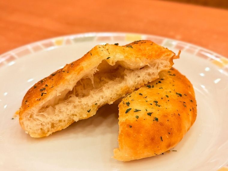 お皿に盛り付けられた ガーリックフォッカチオの断面